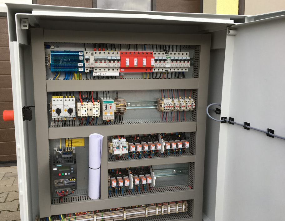 Schakelkast-met-diverse-technische-werkzaamheden-uitgevoerd-door-Aannemersbedrijf-Peelen-inclusief-installatie-onderhoud-en-beheer-van-elektrische-systemen