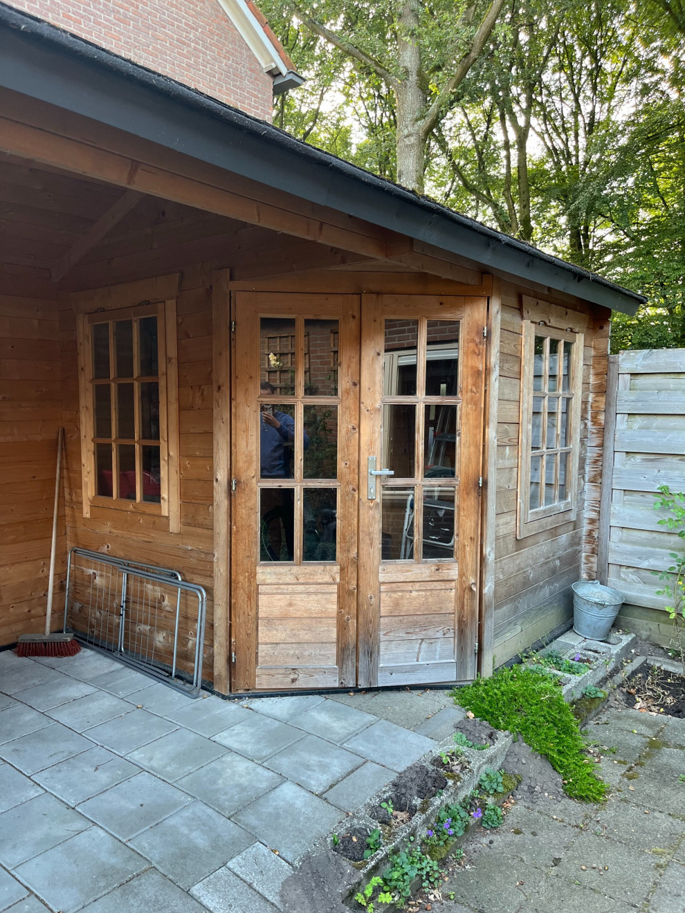 Maßgeschneidertes-Gartenhaus-von-Aannemersbedrijf-Peelen-entworfen-für-optimale-Funktionalität-und-Stil-im-Garten-mit-hölzerner-Oberfläche-und-einem-gemütlichen-Aussehen